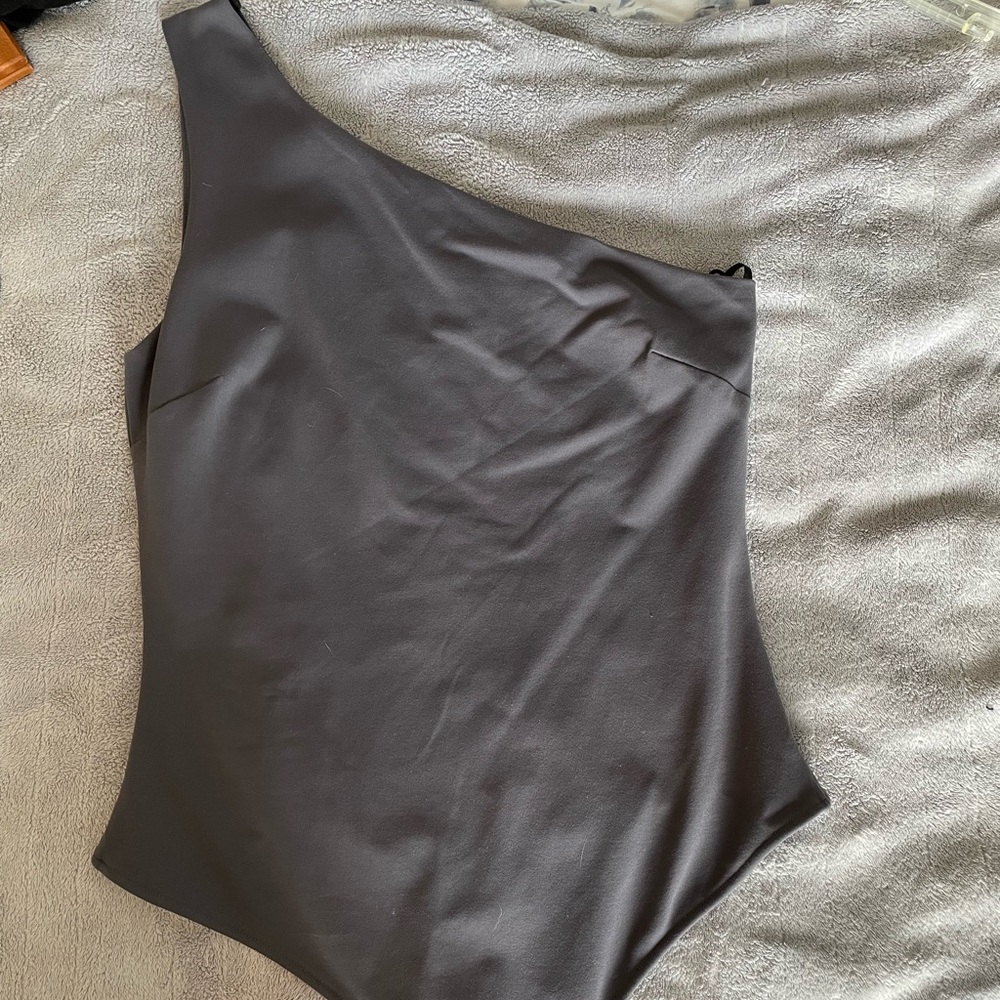 Never worn, free people one sleeve charcoals grey body suit. With tags.